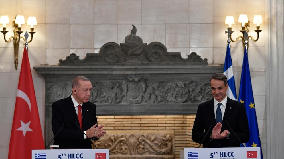 Cover Image for ومع تحسن العلاقات، يقول الرئيس التركي إن اليونان قد تكون قادرة على الاستفادة من محطة كهرباء تركية