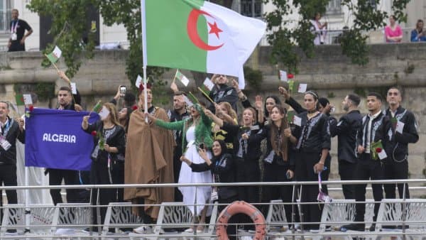 Cover Image for الجزائريون يكرمون ضحايا المذبحة الفرنسية في حفل الأولمبياد