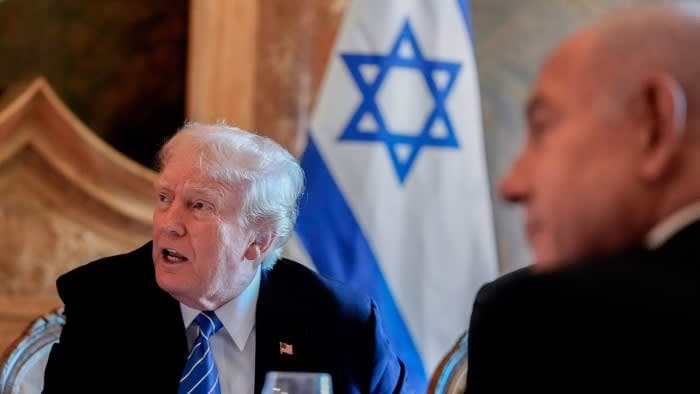 Cover Image for دونالد ترامب ينفي الخلاف مع الزعيم الإسرائيلي بعد اجتماعه في مار إيه لاغو