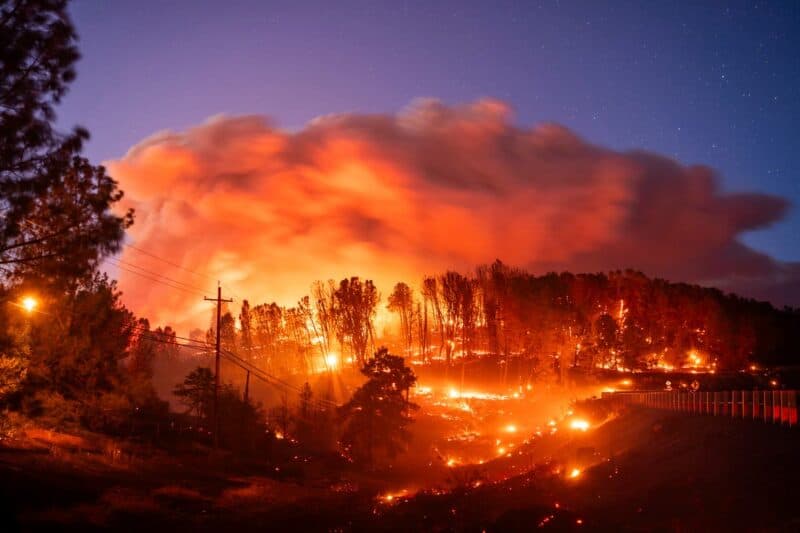 Cover Image for حرائق الغابات الأكبر في كاليفورنيا تنفجر في الحجم مع اشتعال الحرائق في غرب الولايات المتحدة