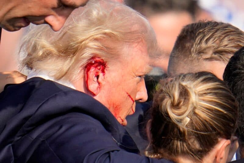 Cover Image for مكتب التحقيقات الفيدرالي يقول إن ترامب أصيب بالفعل برصاصة أثناء محاولة الاغتيال