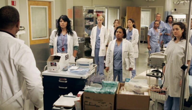 Cover Image for نجم Grey&#8217;s Anatomy يعود للموسم الجديد بعد غياب 17 عامًا