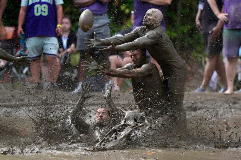 Cover Image for مجموعة الصور: كرة القدم في ملعب Mud Bowl