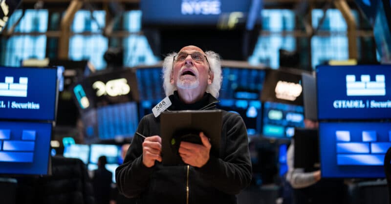 Cover Image for S&#038;P 500 و NASDAQ تنشر مكاسب متواضعة وسط عدم اليقين في تعريفة ترامب