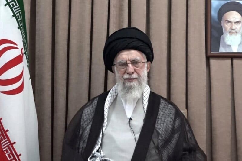 Cover Image for الزعيم الأعلى خامناي يقول إن إيران لن تستسلم أبدًا ، &#8220;تحذرنا