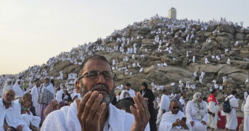 Cover Image for المسلمين مارك يوم عرفات في اليوم الثاني من Hadj في المملكة العربية السعودية | أفريقيا