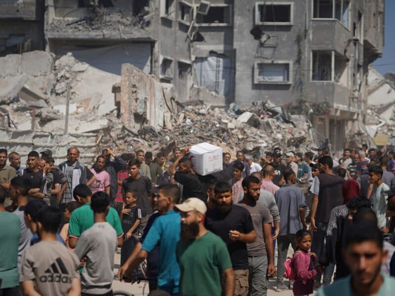 Cover Image for تقتل الهجمات الإسرائيلية 62 فلسطينيًا في غزة ، بما في ذلك ثلاثة موقع قرب موقع المساعدة