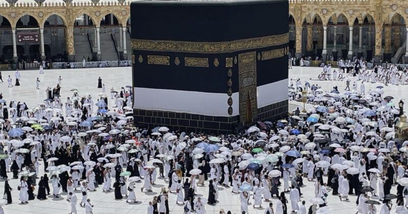 Cover Image for تم استبدال الغطاء المقدس لكابا قبل العام الإسلامي الجديد | أفريقيا