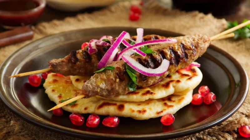 Cover Image for ما يأكله الناس تقليديًا على عيد الأسماك في جميع أنحاء العالم