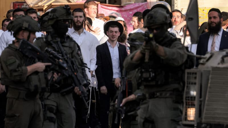 Cover Image for مهاجمة المستوطنين الإسرائيليين الجيش في قرية الضفة الغربية