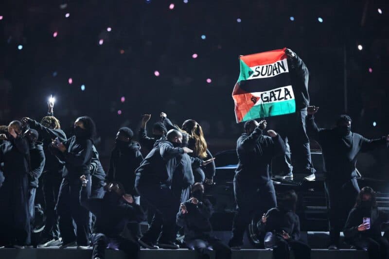 Cover Image for تم إلقاء القبض على مؤدي Super Bowl الذي شغل علم Pro-Gaza