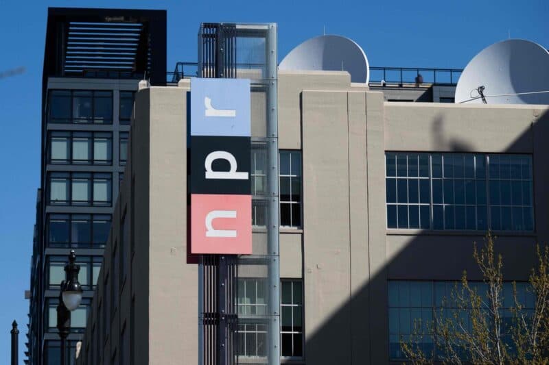 Cover Image for رئيس تحرير NPR يعلن عن استقالة بعد تخفيضات تمويل ترامب