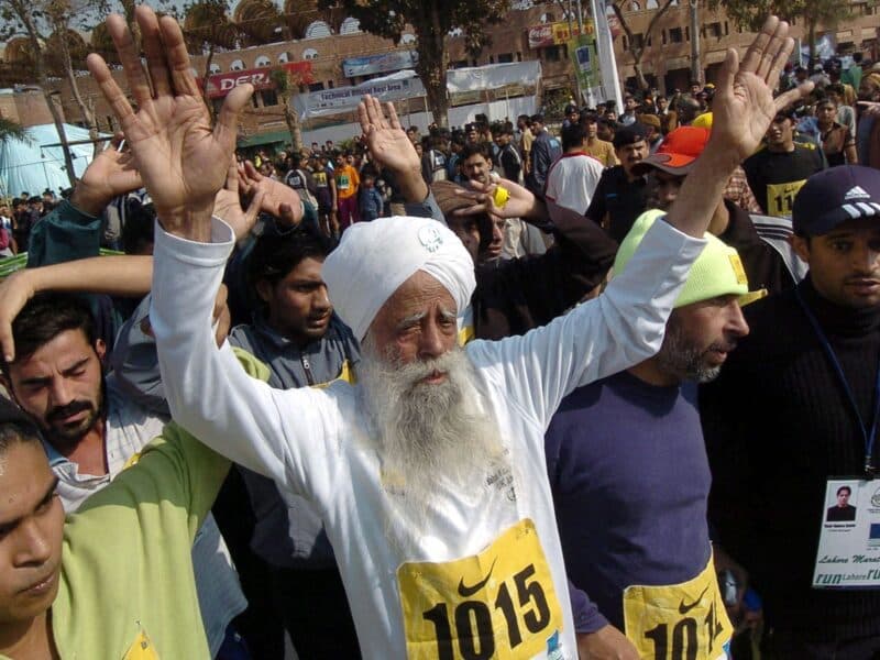 Cover Image for فوجا سينغ ، &#8220;أقدم ماراثونر في العالم&#8221; ، يموت في حادث طريق الهند