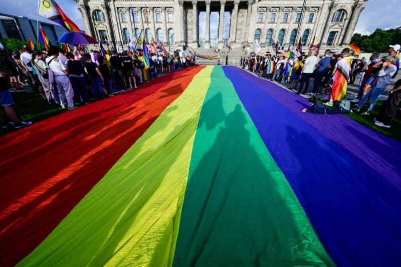 Cover Image for في ألمانيا ، يكون علم LGBTQ+ في قلب حرب ثقافية جديدة