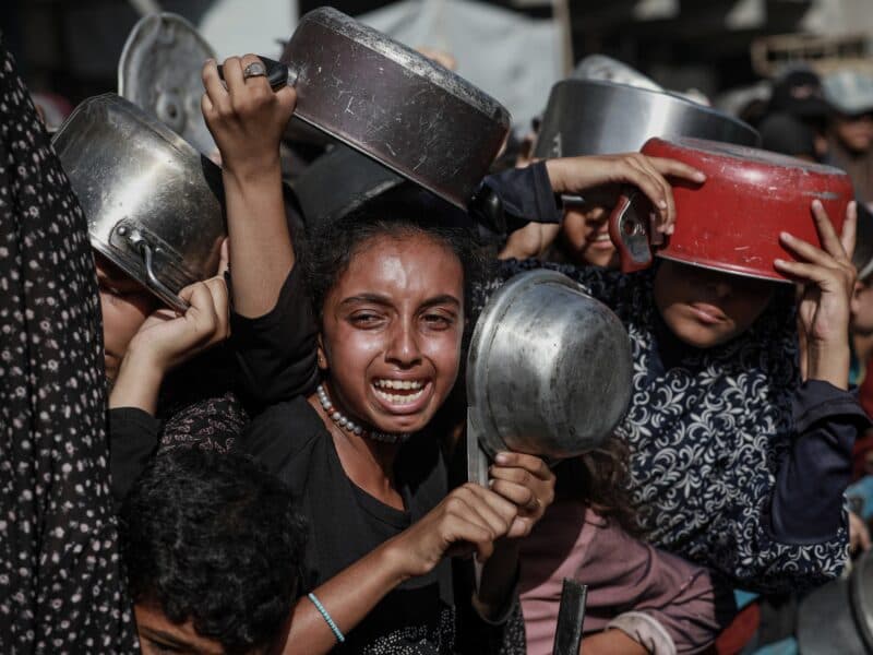 Cover Image for يزور مبعوث ترامب مواقع الإغاثة في غزة كما اتهمت إسرائيل سياسة الجوع
