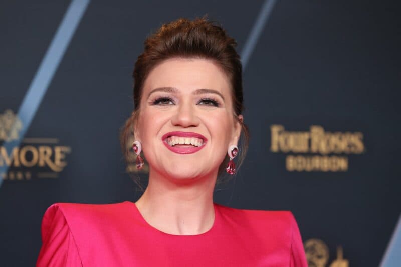 Cover Image for Kelly Clarkson يؤجل تواريخ إقامة لاس فيجاس