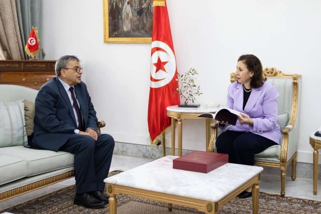 رئيسة الحكومة تتسلم التقرير السنوي للبنك المركزي وتؤكد على دعم الاستقرار الاقتصادي