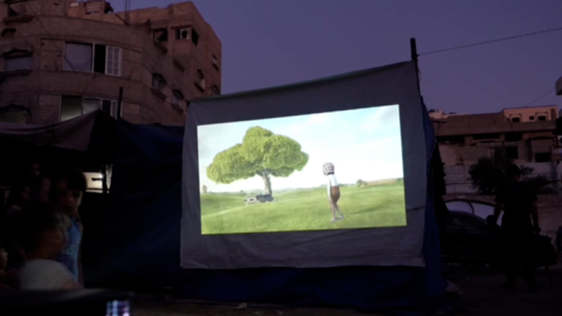 مخيم سينمائي متنقل في غزة: فسحة أمل لأطفال يواجهون قسوة الحرب