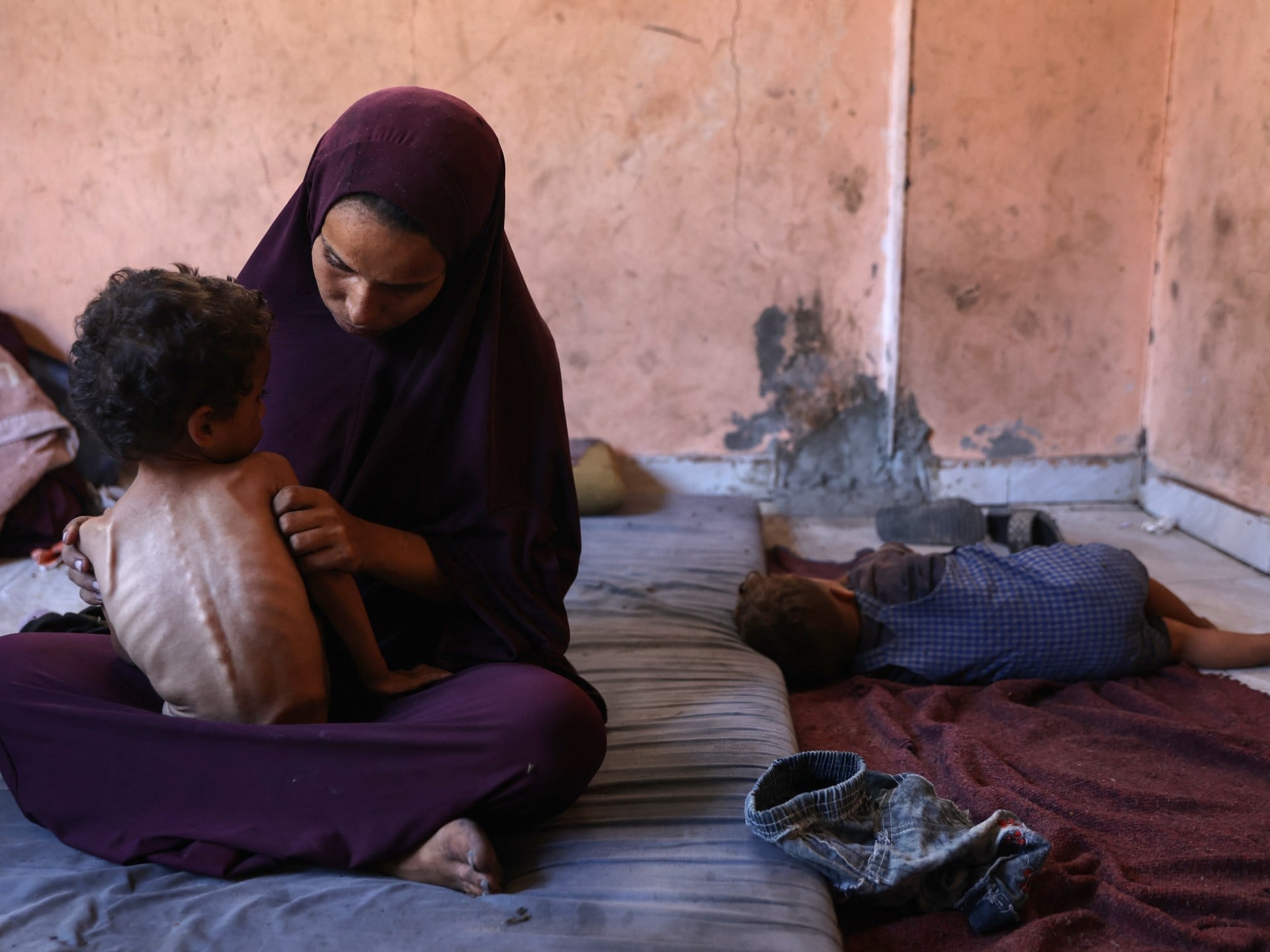المجاعة تفتك بأطفال غزة: مسؤول أممي يصف الوضع بـ 'الجحيم بكل أشكاله'