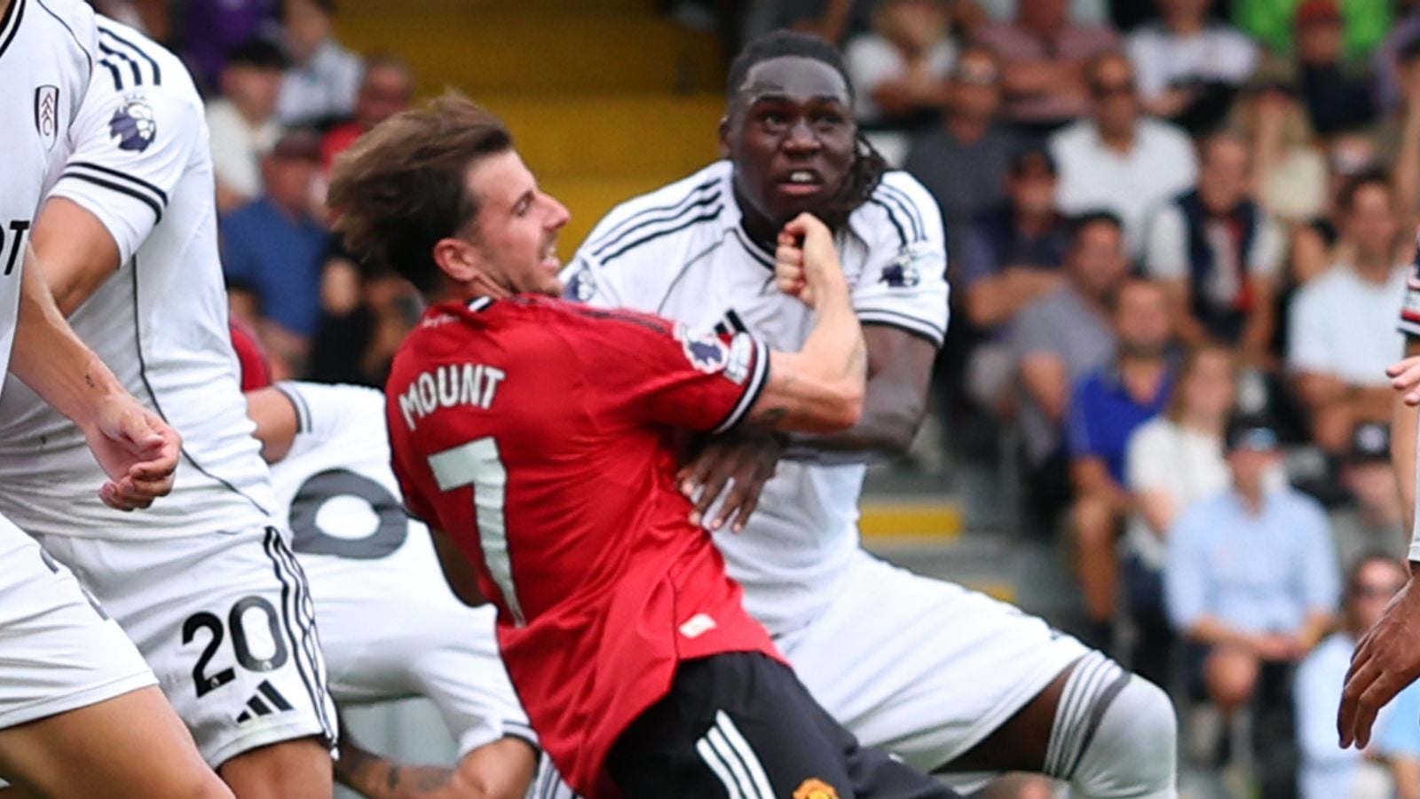 تحليل قرارات التحكيم المثيرة للجدل: ركلة جزاء مانشستر سيتي الملغاة واعتراض باسي على هدف مانشستر يونايتد