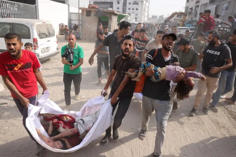 ارتفاع حصيلة الضحايا في غزة وصمت إسرائيل وتصاعد الضغوط الدولية