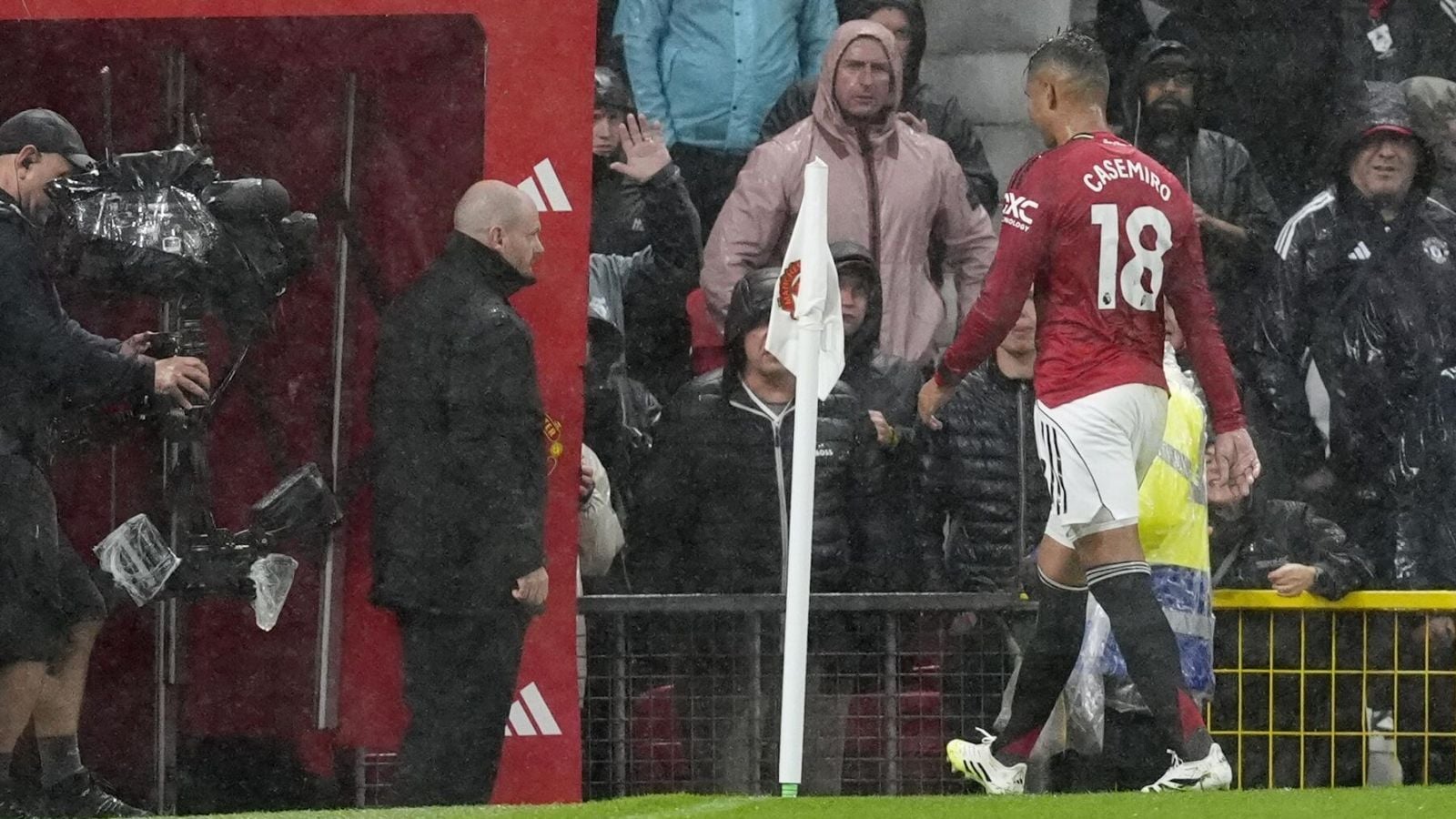 مراقبة الحكام مباشرةً: تحليل ديرموت غالاغر للقرارات الكبرى في الدوري الإنجليزي الممتاز نهاية الأسبوع