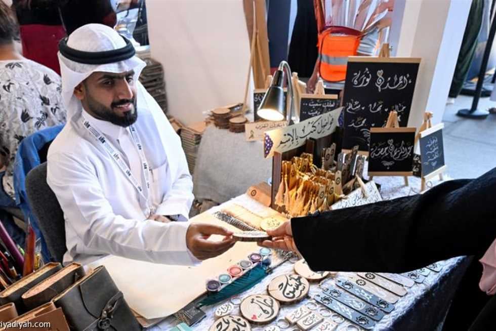 الخط العربي يتألق في معرض الرياض الدولي للكتاب 2025 كرمز للإبداع الحضاري