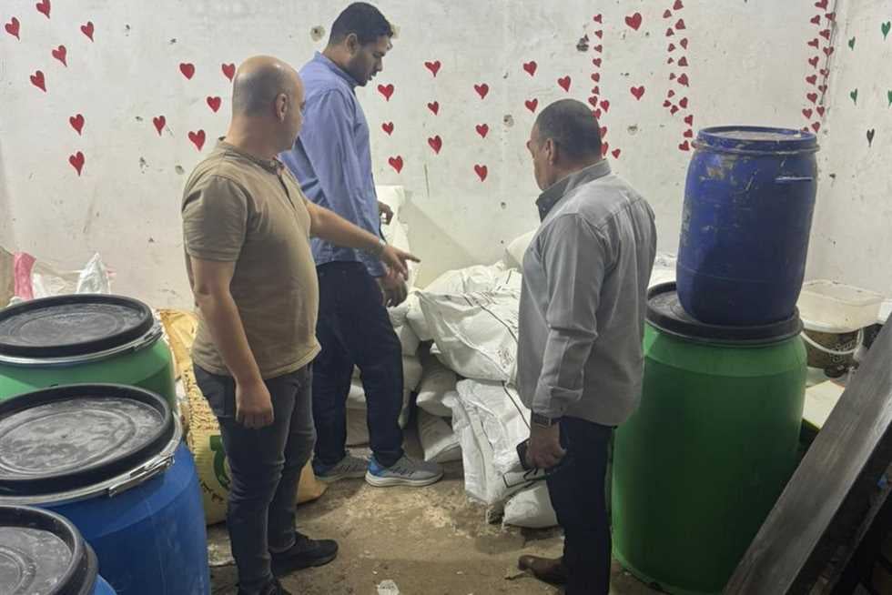 حملات رقابية مكثفة بالشرقية تضبط مخالفات بمصنع حلويات ومحل أعلاف بفاقوس