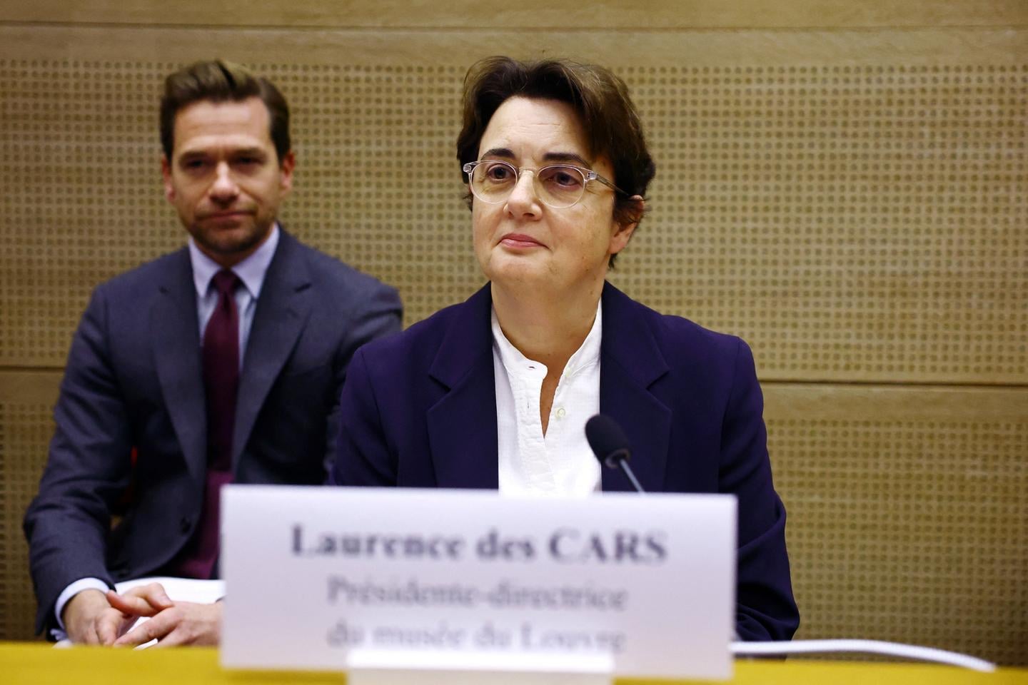 رئيسة متحف اللوفر تواجه مجلس الشيوخ بعد سرقة مذهلة لمجوهرات التاج الفرنسي