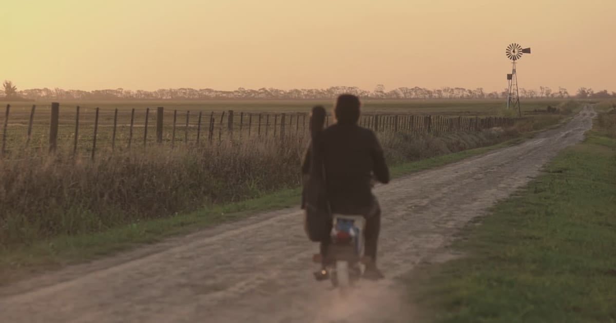 مدرس موسيقى أرجنتيني يقاوم الصناعة الزراعية بأغنية من أجل أرضه