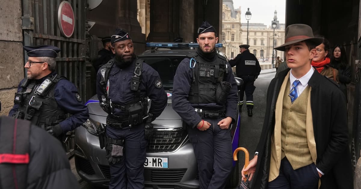 لغز الرجل الأنيق في اللوفر: الصورة الفيروسية التي حيرت الإنترنت بعد