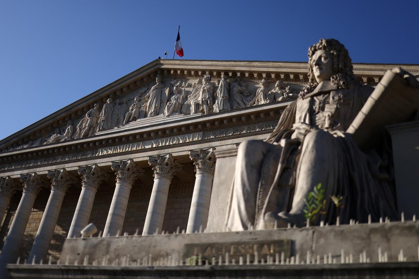 البرلمان الفرنسي يناقش سبل خفض العجز العام: استهداف الأثرياء والشركات في ميزانية 2026