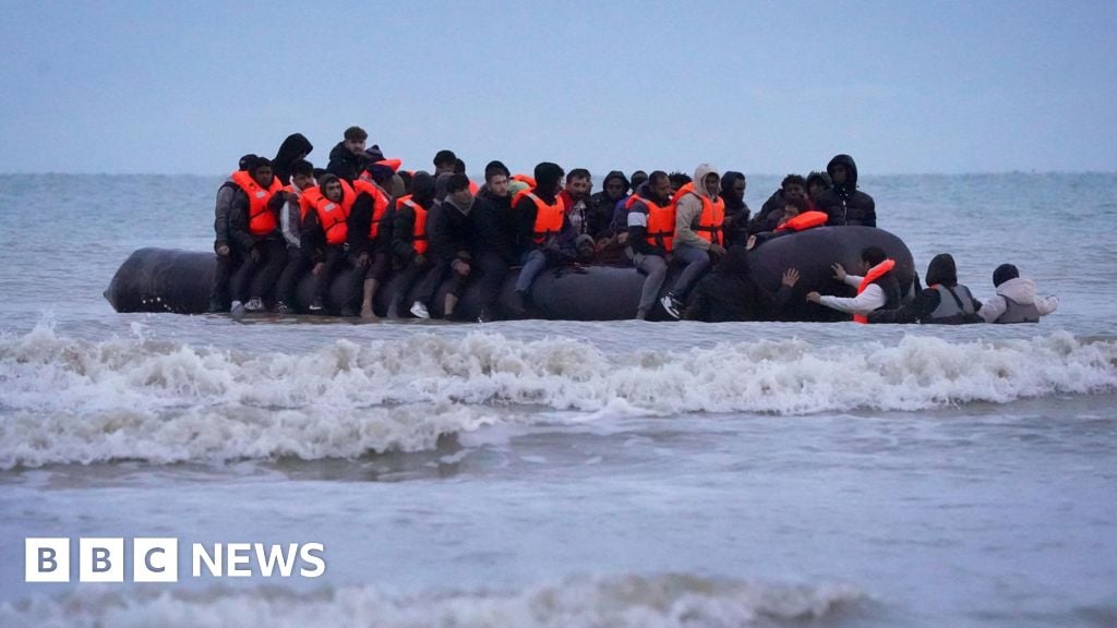 الحكومة البريطانية تخطط لإيواء مئات طالبي اللجوء في مواقع عسكرية لإنهاء استخدام الفنادق