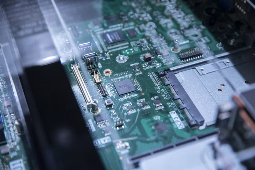OpenAI تعلن عن شراكة ضخمة مع AMD لتحدي هيمنة Nvidia في رقائق الذكاء الاصطناعي