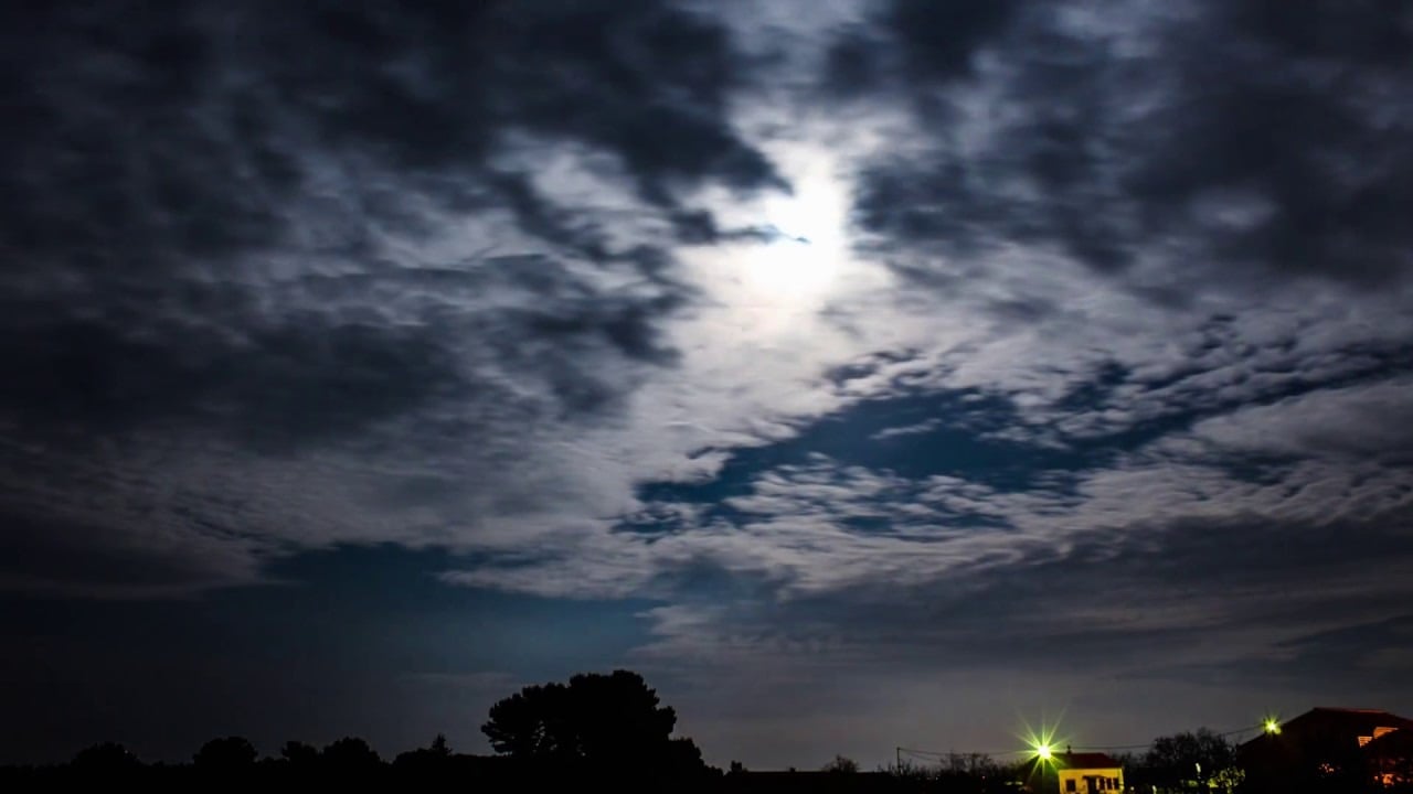 طقس غائم وبحر مضطرب: توقعات الأرصاد الجوية لهذه الليلة في تونس