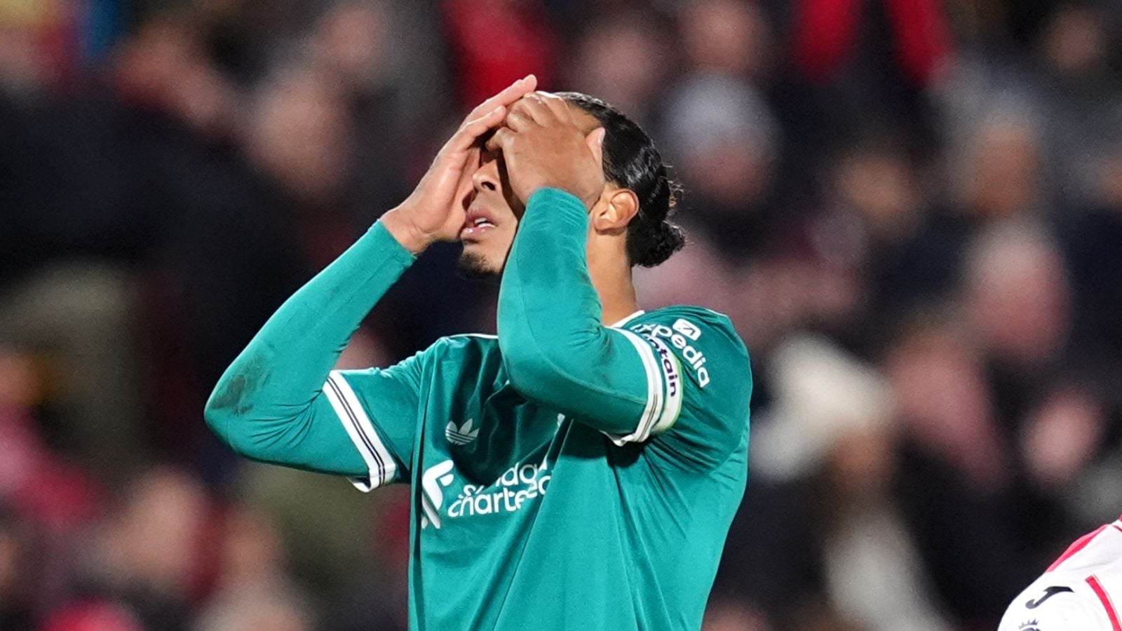 جيمي كاراجر يحلل تراجع القوة البدنية لليفربول بعد سلسلة الهزائم المتتالية في الدوري الإنجليزي