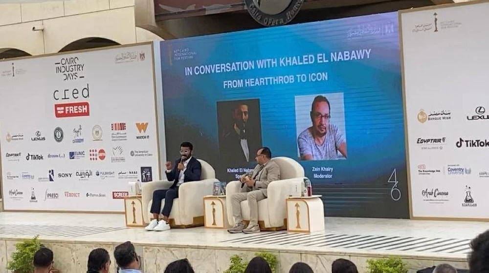 خالد النبوي يهدي تكريمه في مهرجان القاهرة السينمائي لعمال السينما تقديرًا لجهودهم