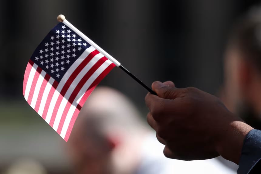 إدارة ترامب تعيد فحص جميع البطاقات الخضراء لمواطني 19 دولة بعد حادث إطلاق النار