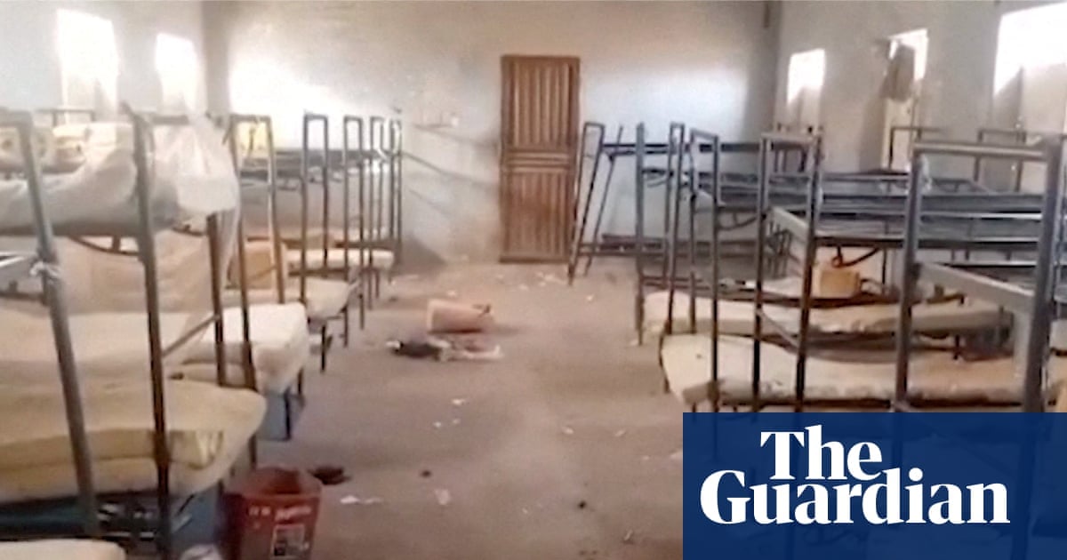 الرئيس النيجيري يعلن إنقاذ جميع الفتيات المختطفات من مدرسة في ولاية كيبي