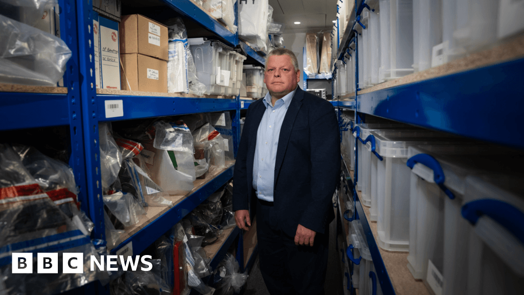 محتالو الرسائل النصية يجنون عشرات الآلاف شهريًا وينفقونها على الأحذية والحقائب الفاخرة