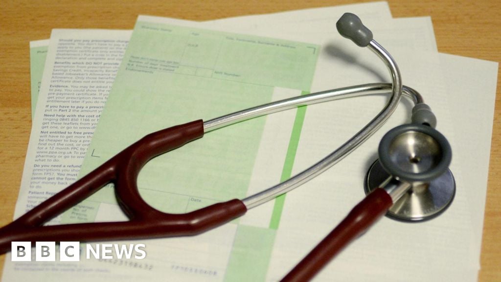 تعليق طبيبة مقيمة في هيئة الخدمات الصحية الوطنية لمدة 15 شهرًا بسبب مزاعم تعليقات معادية للسامية