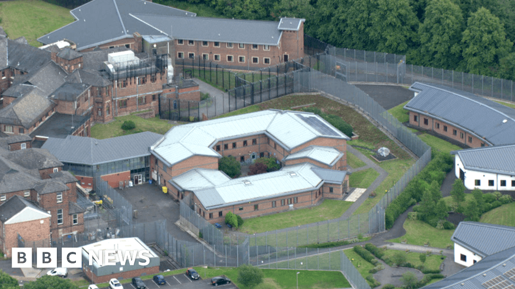 اتهام عاملتين بالرعاية بسوء معاملة مرضى في وحدة للصحة النفسية بمانشستر الكبرى