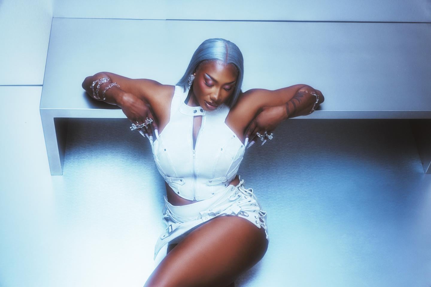 آيا ناكامورا تطلق ألبومها الجديد