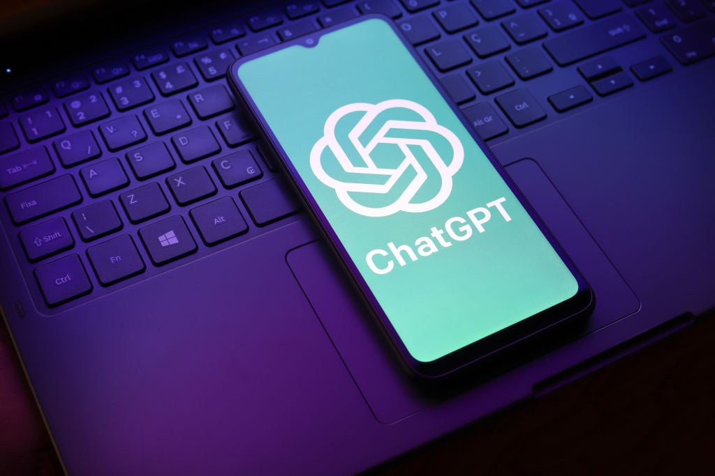 تطورات ChatGPT وOpenAI: من الشراكات الكبرى إلى التحديات القانونية والتطلعات المستقبلية