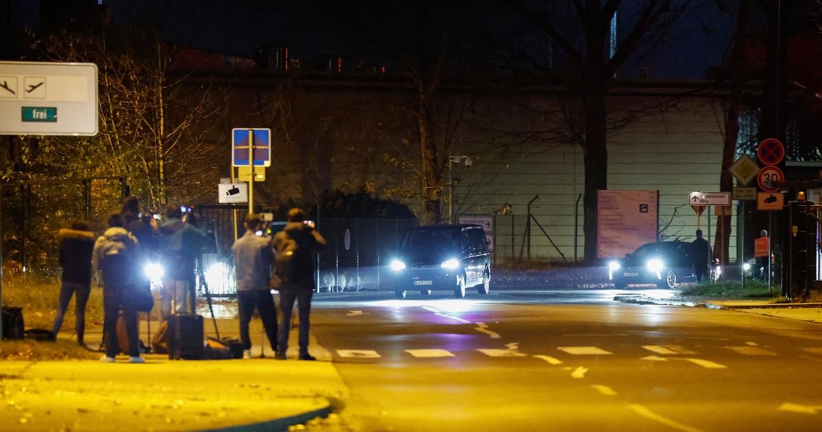 وصول الكاتب الجزائري بوعلام صنصال إلى برلين بعد العفو الرئاسي وجهود دبلوماسية