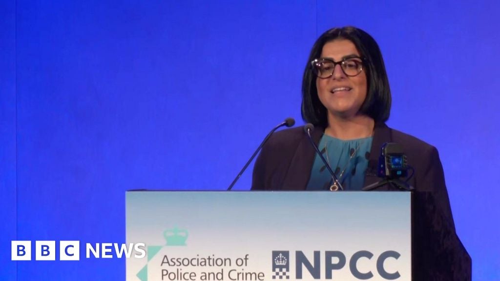 وزيرة الداخلية البريطانية تلمح إلى تغييرات جذرية في هيكل الشرطة بإنجلترا وويلز وإلغاء دور مفوضي الشرطة