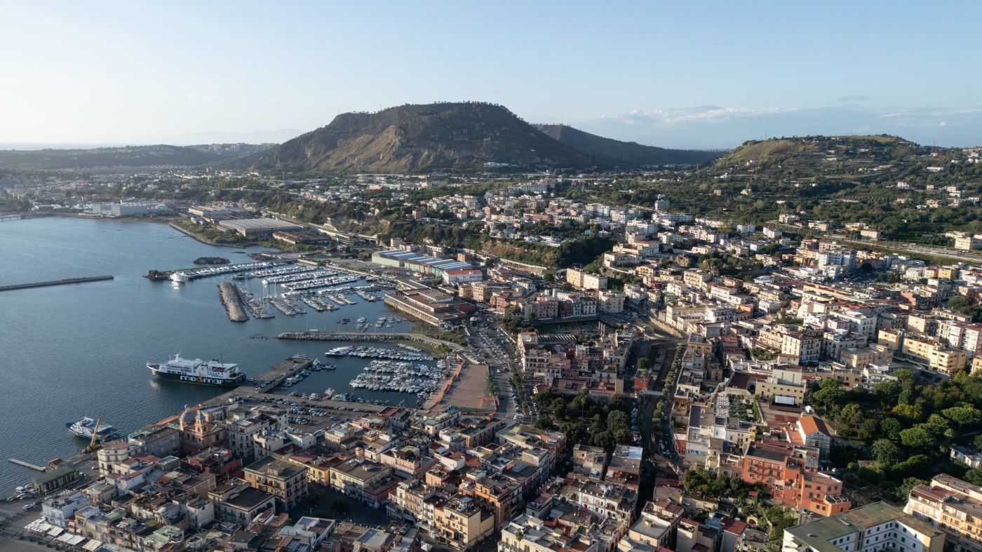 نابولي بين فكي البركان: تحديات المراقبة والإجلاء في ظل فيزوف وكامبي فليغري