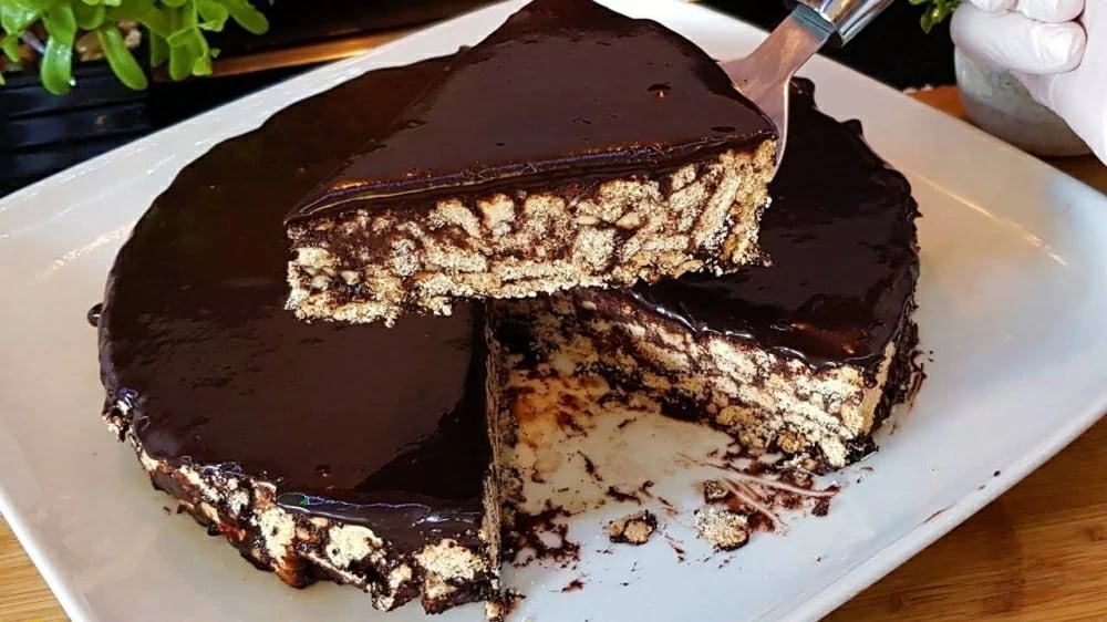 طريقة عمل كيك البسكويت البارد: حلوى سهلة ولذيذة بدون فرن