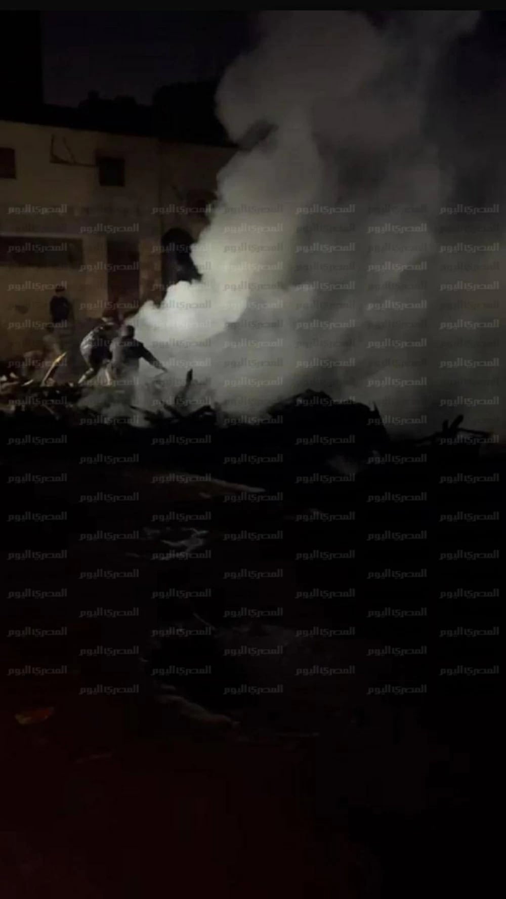 نقل مصابين بالاختناق إلى المستشفى جراء حريق ضخم بمخزن أخشاب في المرج بالقاهرة