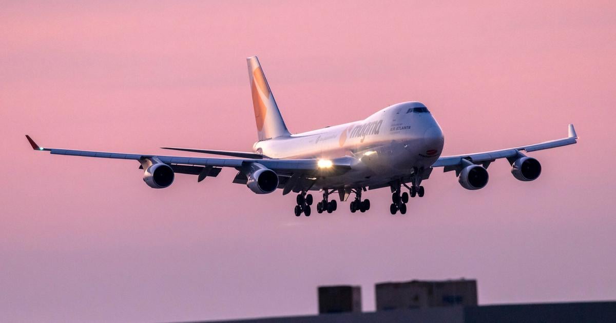 طائرة شحن بوينغ 747 تلقي أطنانًا من الوقود فوق بلدات بلجيكية بعد عطل فني